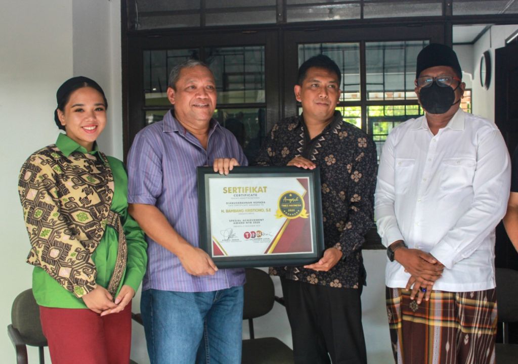 Dinilai Konsisten, HBK Terima Penghargaan Times Indonesia - GenPI.co NTB