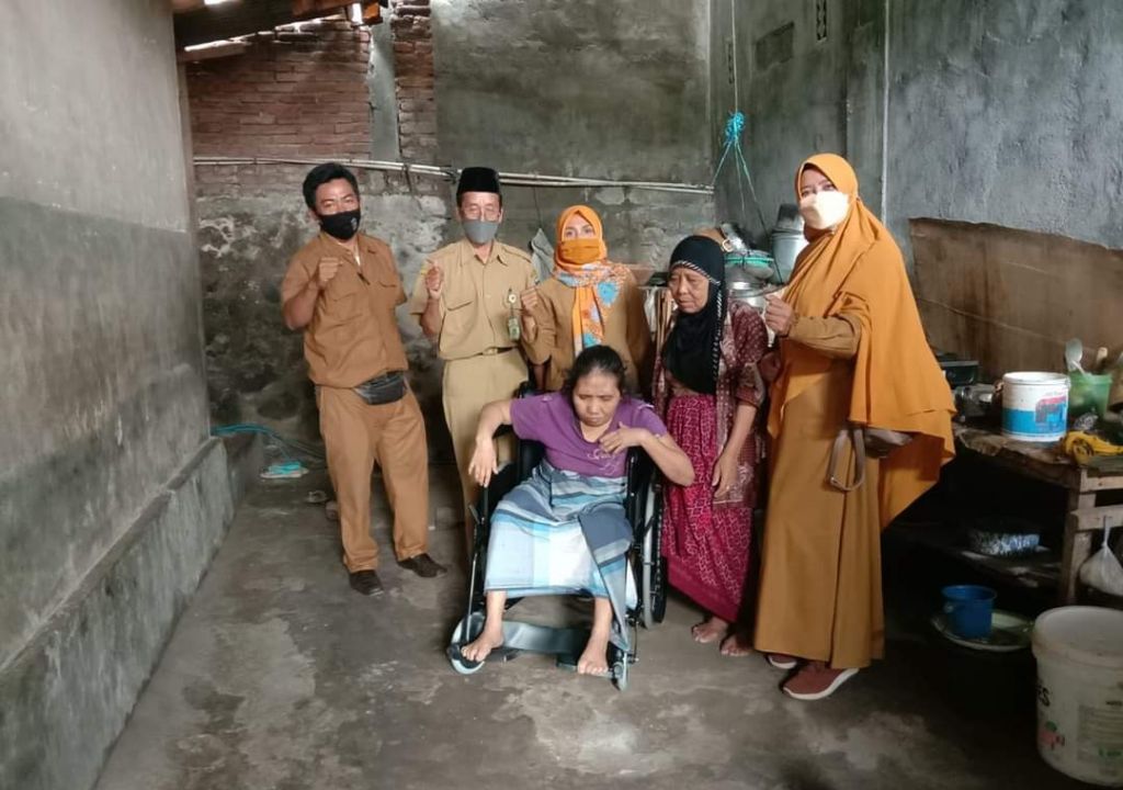 Sepuluh Tahun Lumpuh, Berkat NTB Care Ibu Ini Dapat Kursi Roda - GenPI.co NTB