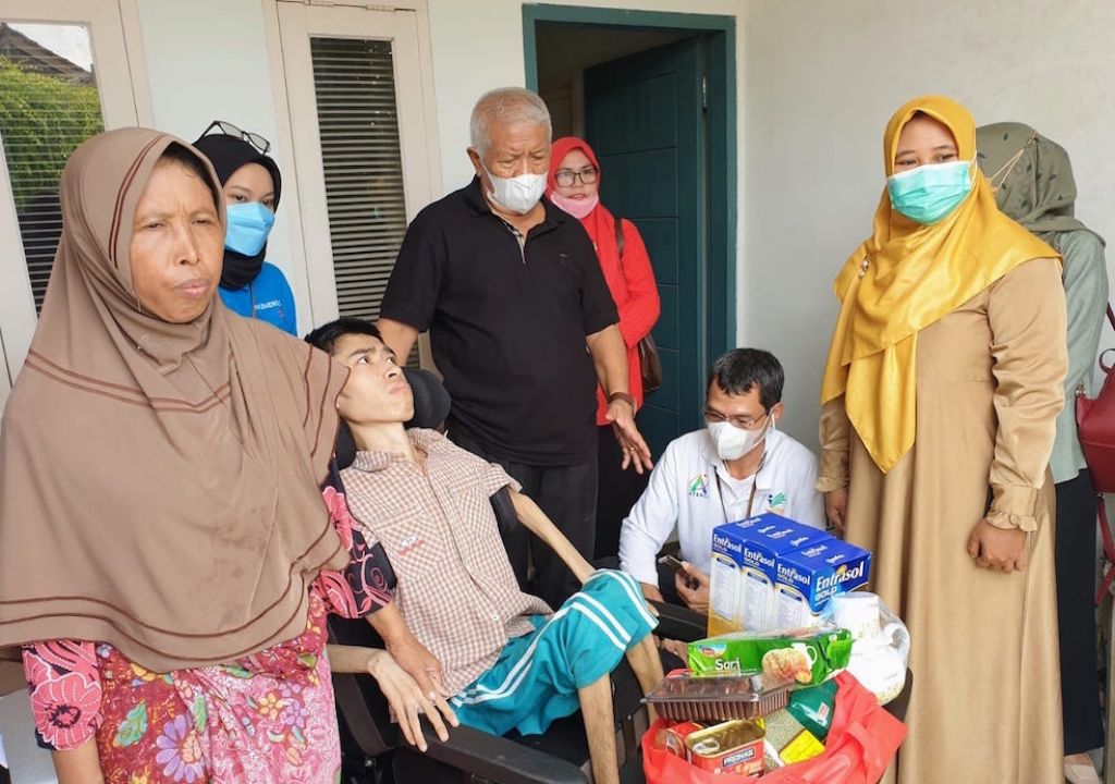 Rachmat Hidayat Bantu Penderita Lumpuh Layu - GenPI.co NTB