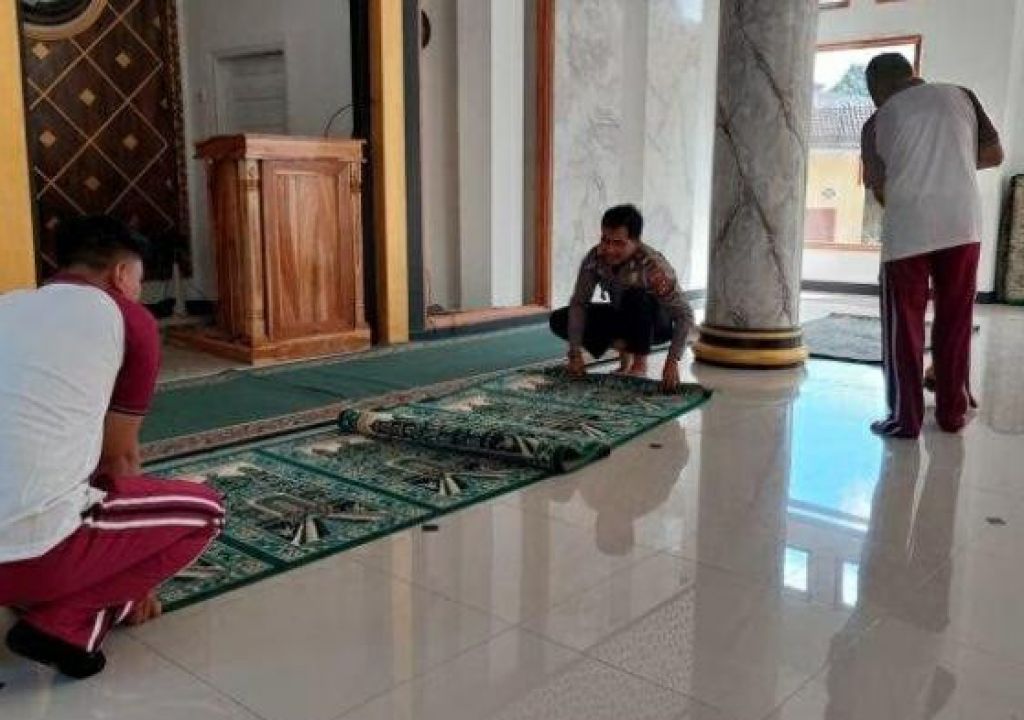 Patut Ditiru, Polres Lobar Sambut Ramadan dengan Bersih Masjid - GenPI.co NTB
