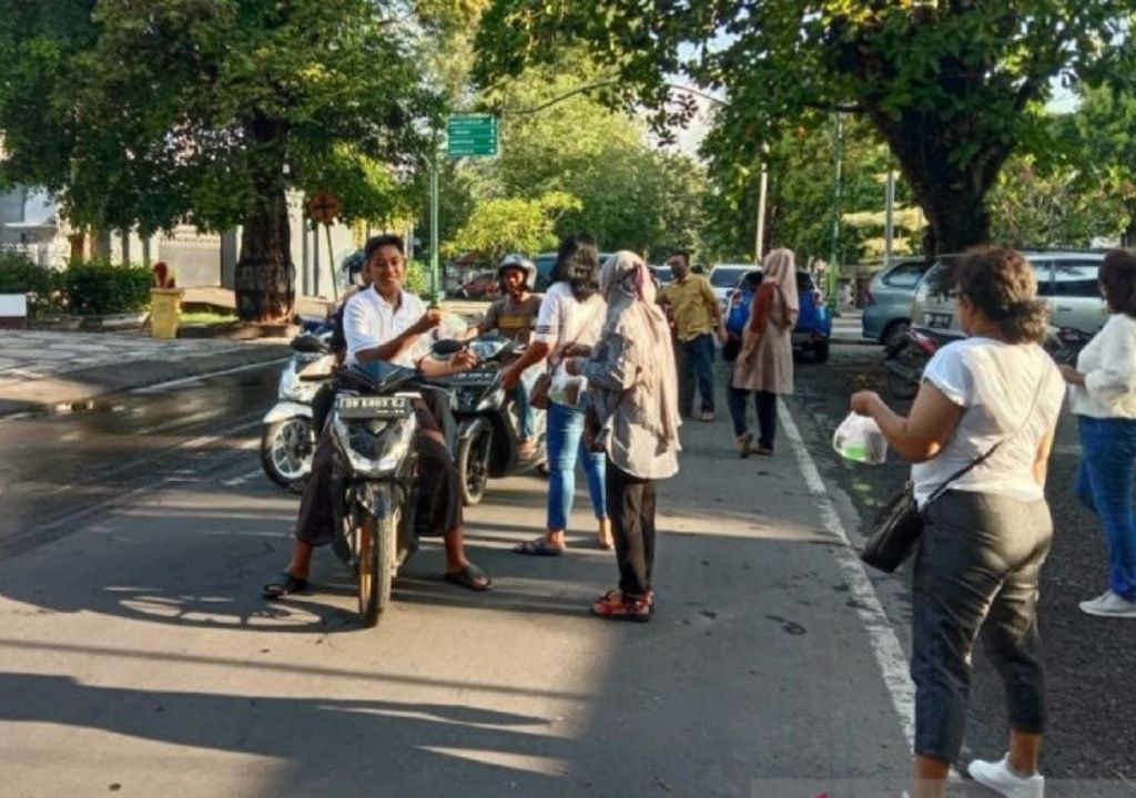 Bentuk Toleransi, Umat Kristen Bagi Takjil Puasa - GenPI.co NTB