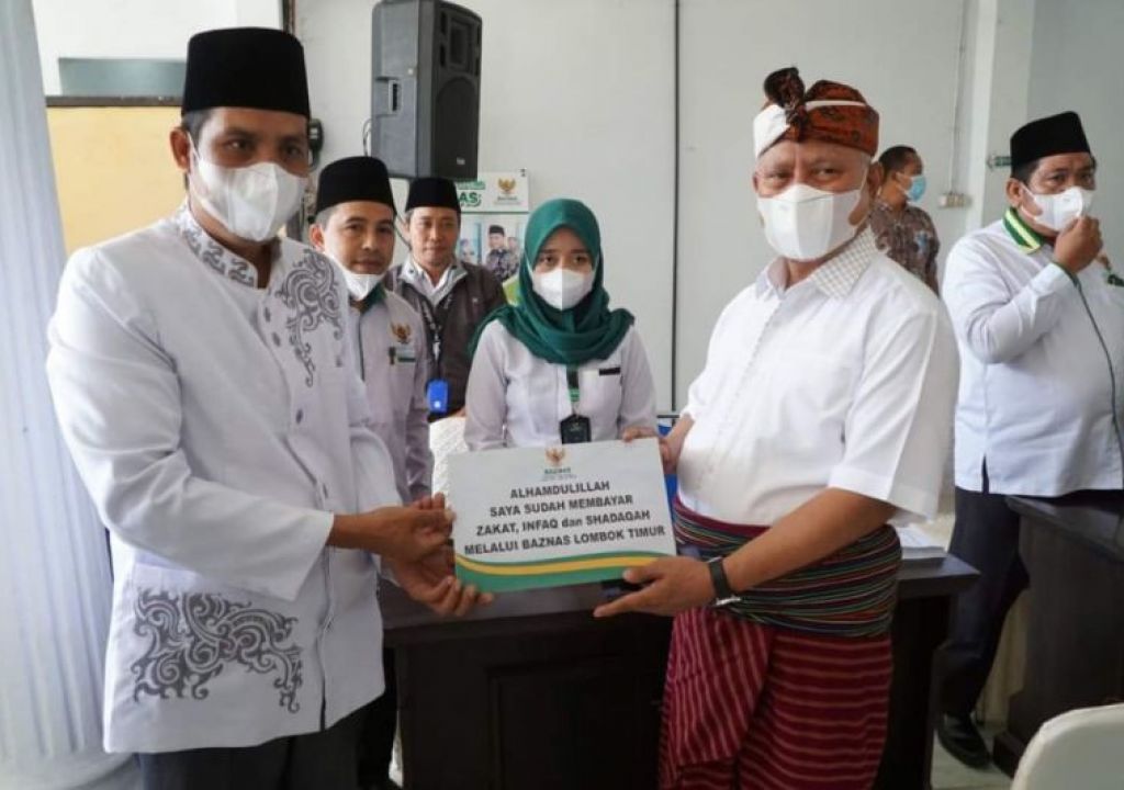 Bupati Sukiman Perintahkan Penyaluran Zakat Melalui Baznas - GenPI.co NTB