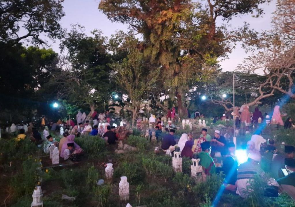 Tradisi Ziarah Makam Masyarakat Lombok Padati Pekuburan - GenPI.co NTB