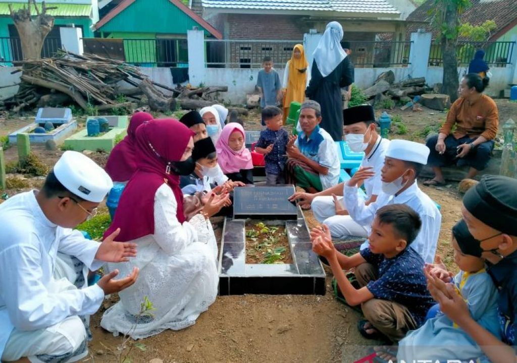 Ziarah Kubur, Tradisi Warga Kota Bima yang Kembali Normal - GenPI.co NTB
