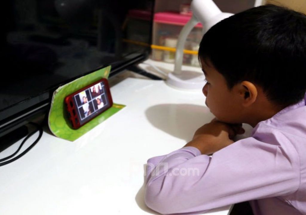 Dampak Negatif Pada Anak yang Doyan Main Internet - GenPI.co NTB