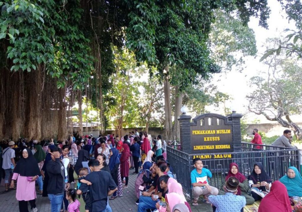 Ribuan Peziarah Padati Makam Loang Baloq Saat Lebaran Ketupat - GenPI.co NTB