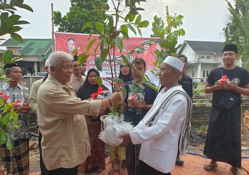 Rachmat Dorong Masjid Jadi Lokomotif Tanam Pohon Buah - GenPI.co NTB