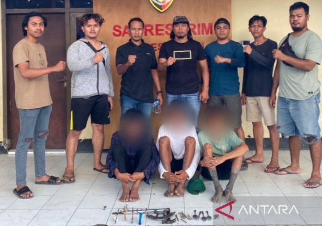 Ngeri, Tiga Pemuda Ini Ditangkap Polisi Dompu Saat Buat Senjata - GenPI.co NTB