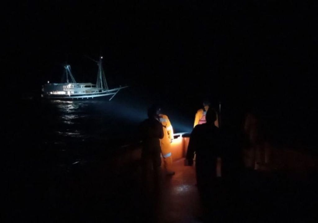 Kapal Mati Mesin di Selat Lombok, Tim SAR Selamatkan Puluhan Bule - GenPI.co NTB