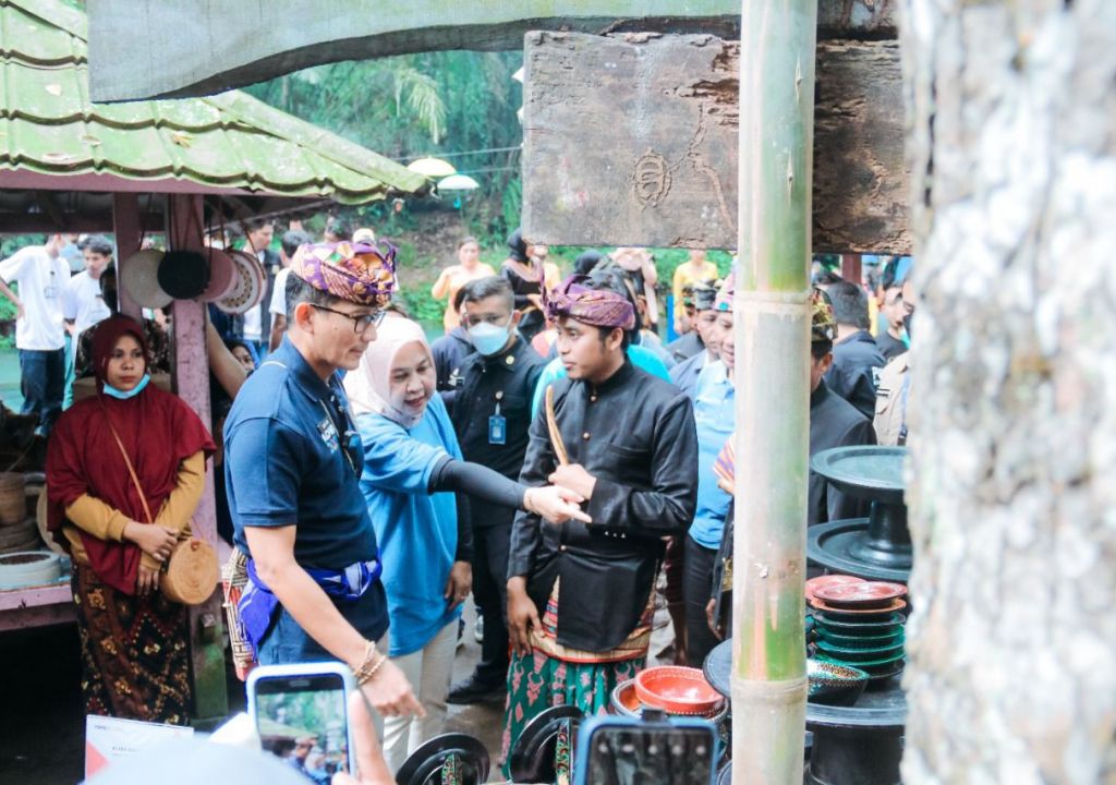 Menteri Sandi Beri Semangat untuk Desa Wisata Buwun Mas - GenPI.co NTB