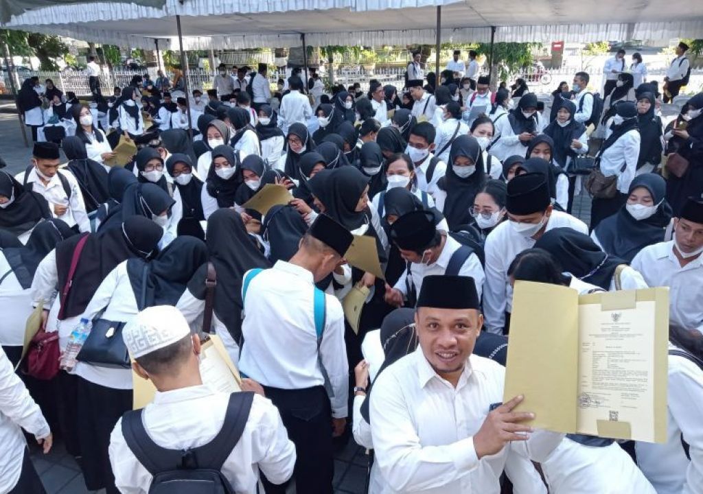 Terima SK, 475 Guru PPPK Mataram Lolos dari Penghapusan Honorer - GenPI.co NTB