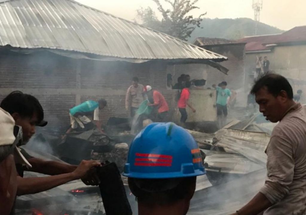 Polres Sumbawa Bantu Korban Kebakaran di Desa Juran Alas - GenPI.co NTB