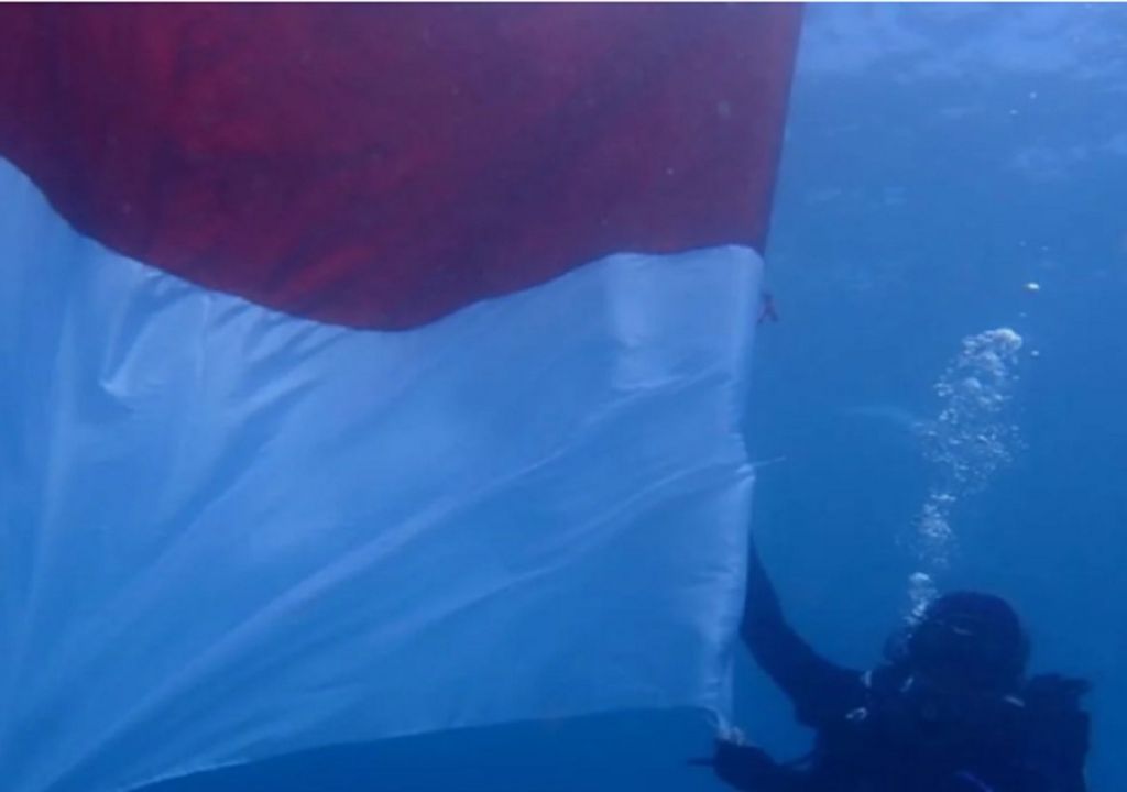 77 Penyelam Kibarkan Bendera di Perairan Lombok Utara - GenPI.co NTB