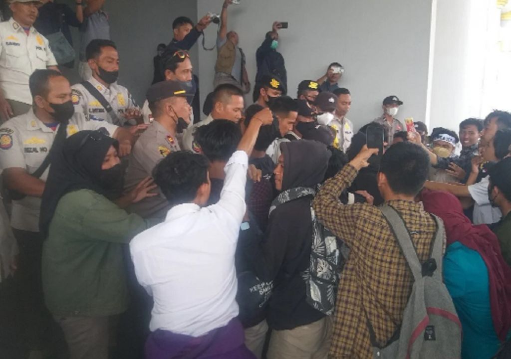 Demo di Kantor Bupati Lombok Tengah, Mahasiswa Kecewa - GenPI.co NTB