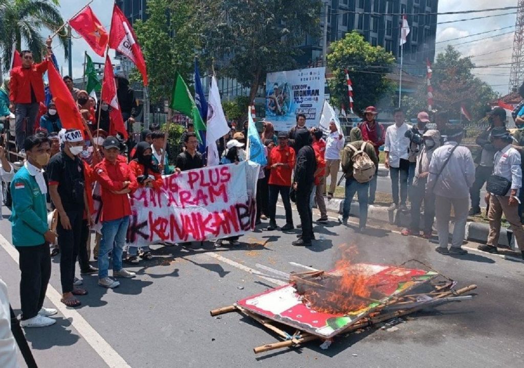 Demo Mahasiswa Mataram Tolak Kenaikan BBM Ricuh - GenPI.co NTB