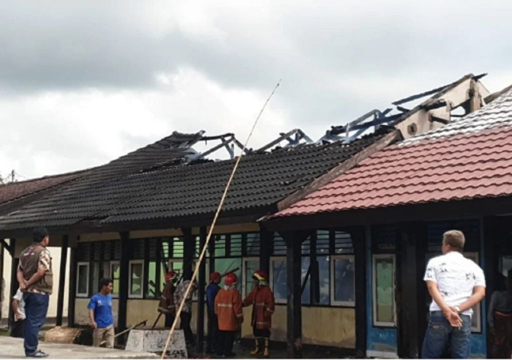 SMPN 1 Praya Barat Lombok Tengah Terbakar, 3 Ruangan Ludes - GenPI.co NTB