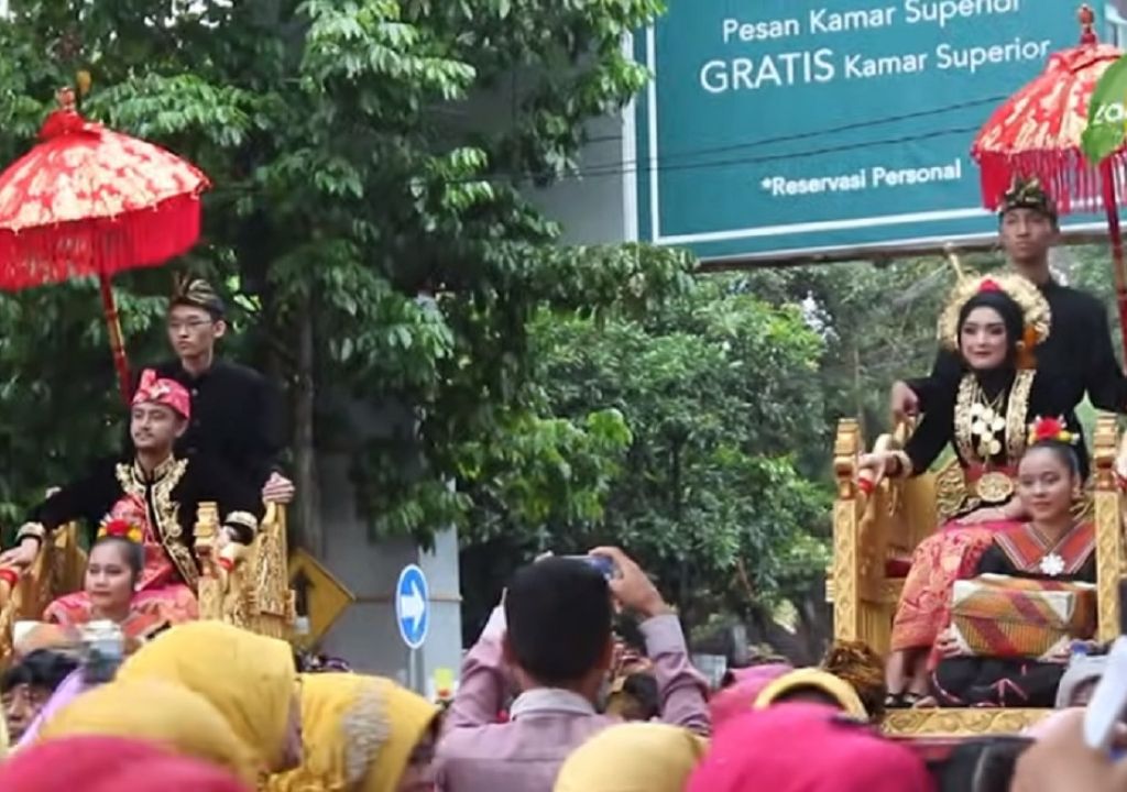 Nyongkolan, Tradisi Puncak di Pernikahan Suku Sasak - GenPI.co NTB