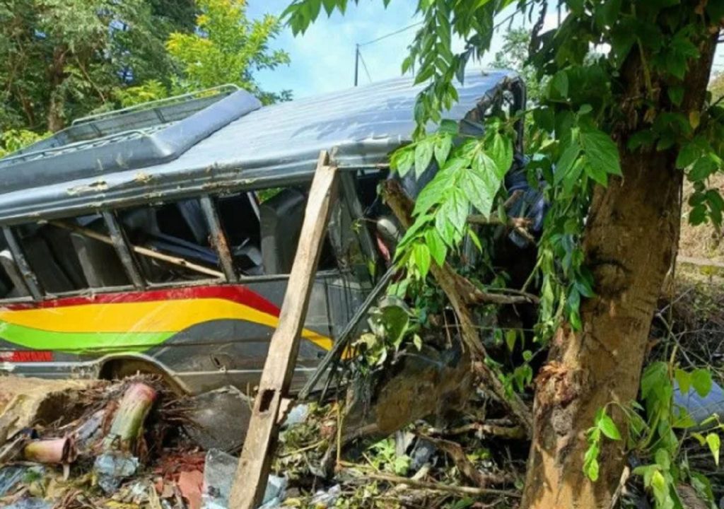 Mini Bus Berisi 20 Orang di Lombok Timur Masuk Jurang - GenPI.co NTB