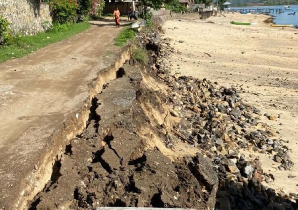 Dihantam Ombak, Pantai Gerupuk Lombok Tengah Abrasi - GenPI.co NTB