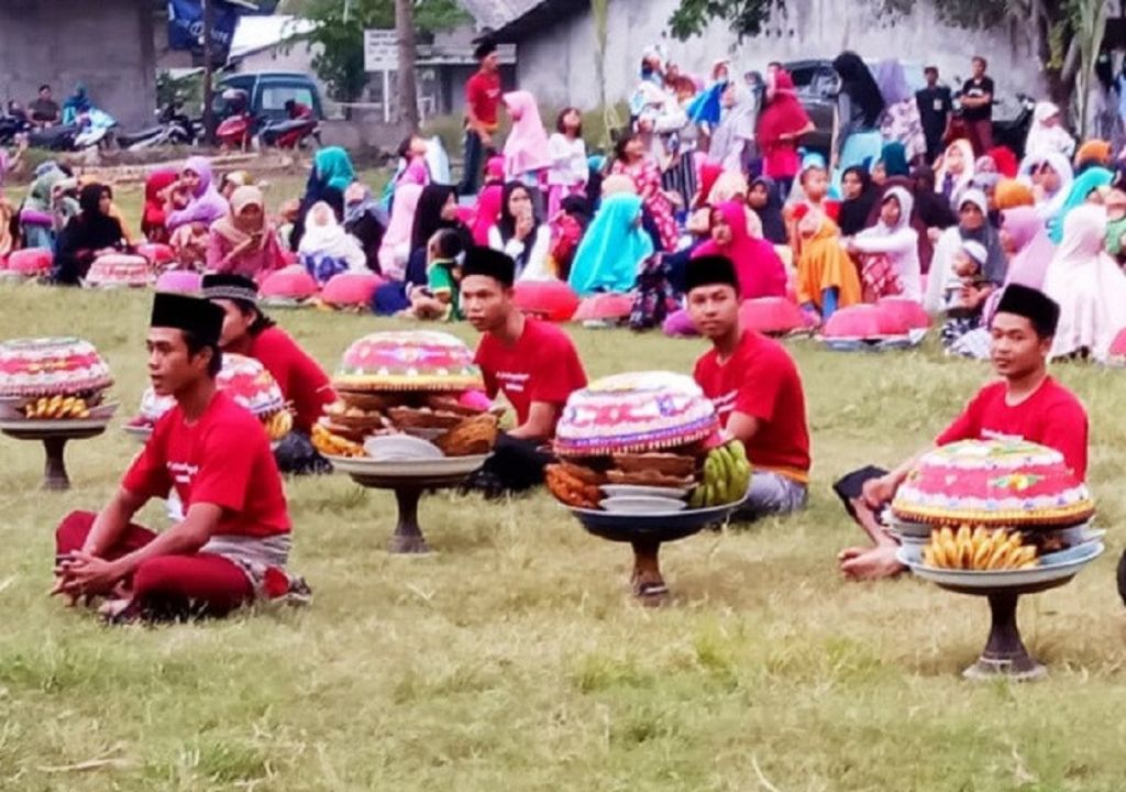 Mengenal Tradisi Ngejot di Desa Lenek Lombok Timur - GenPI.co NTB