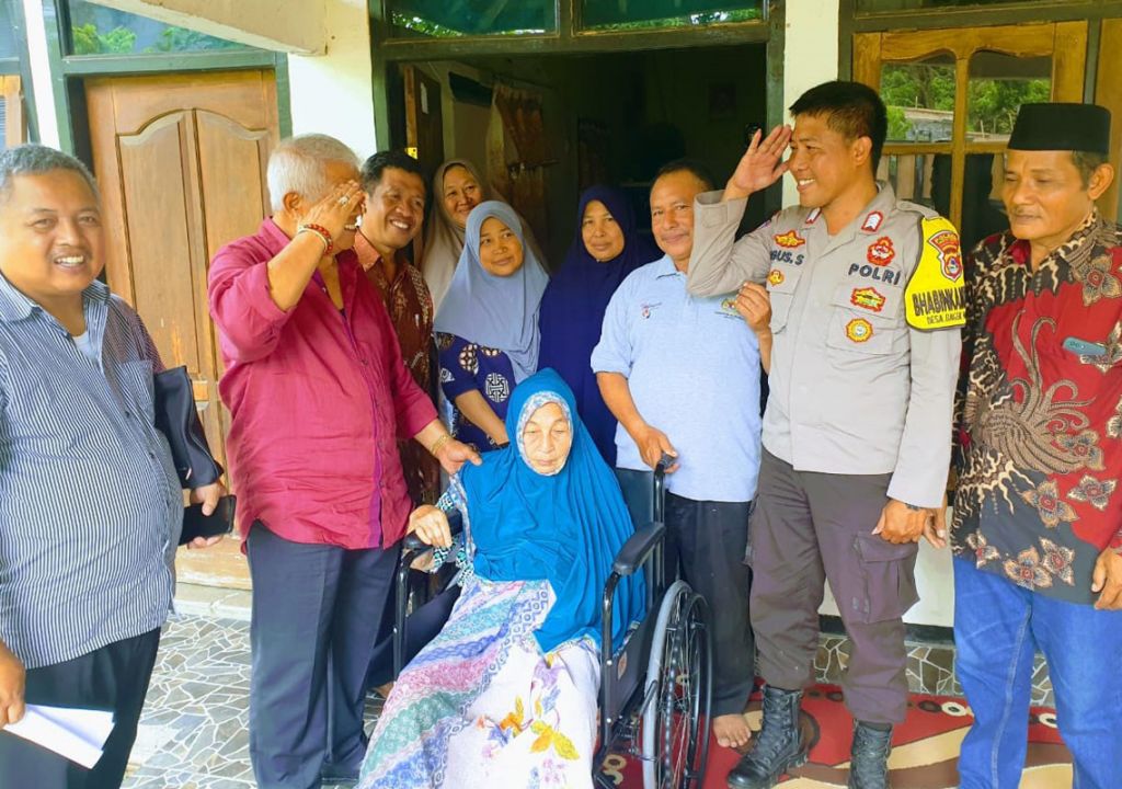 Rachmat Hidayat PDIP Bantu Penderita Lumpuh di Lombok Timur, Termasuk Cucu Wakil Bupati - GenPI.co NTB