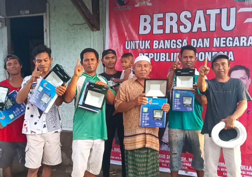 Sumbang Lampu Neon, PDIP Lombok Timur: Perkuat Budaya Berbagi - GenPI.co NTB