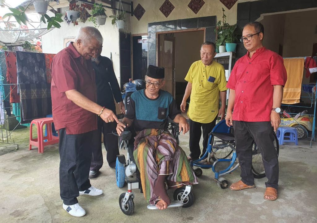 Beri Kursi Roda ke Pensiunan PNS, Rachmat PDIP: Murni Kemanusiaan - GenPI.co NTB