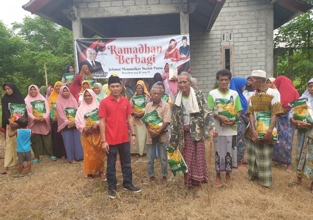 Rachmat Hidayat PDIP Bagikan 250 Sembako di Lombok Timur - GenPI.co NTB