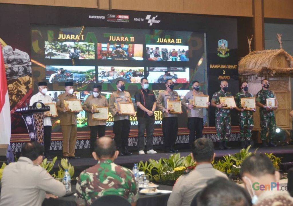 Camat Lingsar Raih Penghargaan Kampung Sehat - GenPI.co NTB