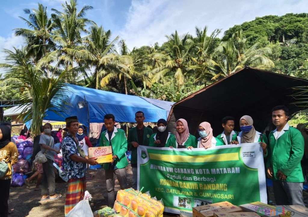 Himmah NW Mataram Bantu Korban Banjir - GenPI.co NTB