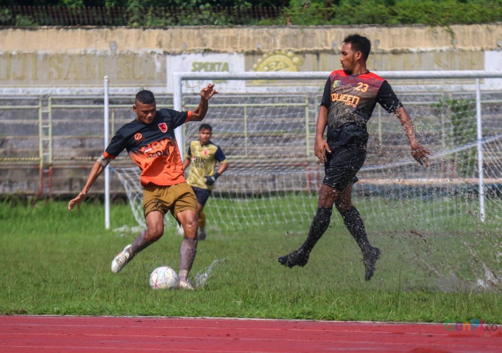 uploads/ntb/arsip/watermark/2021/12/19/pemain-belakang-lombok-fc-lodrico-berusaha-menghalau-bola-s-ids3.jpg - GenPI.co NTB