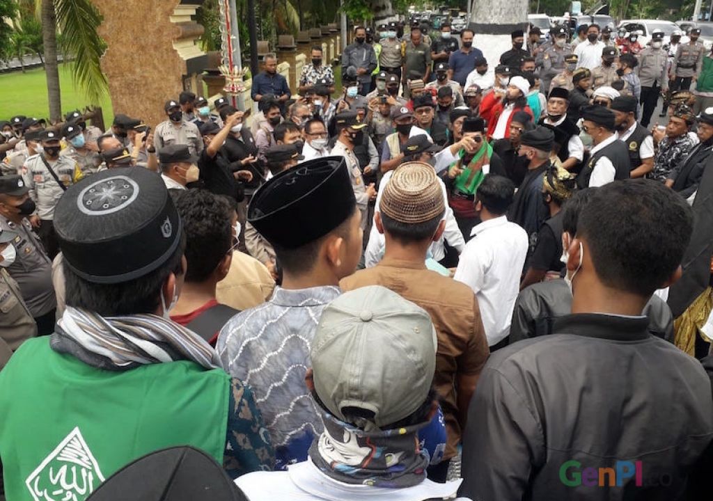 Ratusan Orang Demo ke Polda Terkait Ceramah Mizan Qudsiyah - GenPI.co NTB