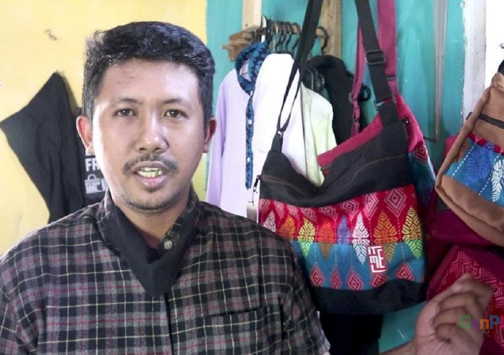 Pria Lombok Tengah ini Raup Cuan dari Jualan Tas Songket - GenPI.co NTB