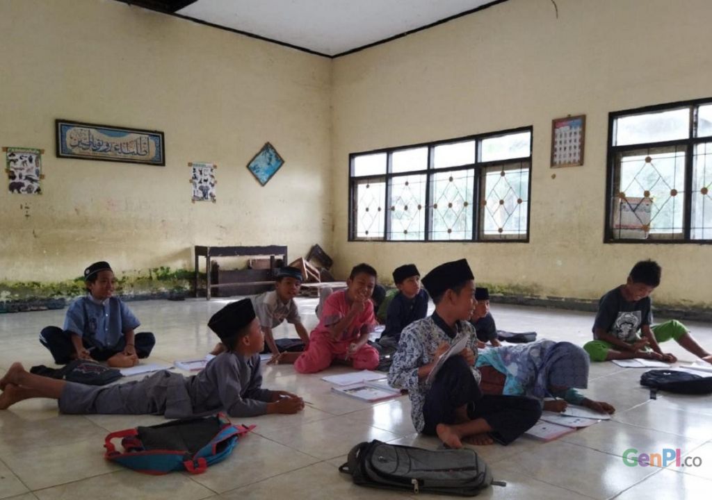Pak Bupati, SDN Lengkah Lombok Tengah Belajar Tanpa Meja - GenPI.co NTB