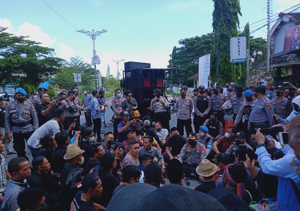Amaq Sinta Jadi Tersangka, Puluhan Orang Gedor Polres Loteng - GenPI.co NTB