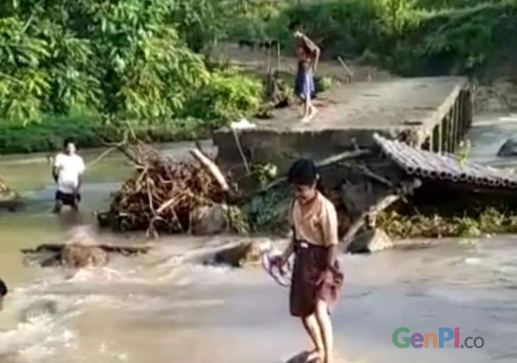 Miris, Sungai Tanpa Jembatan di Pemoles Dekat KEK Mandalika - GenPI.co NTB