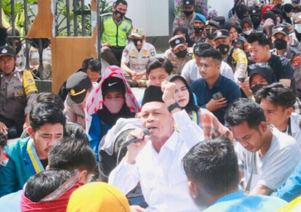 BBM Naik, Mahasiswa Demo DPRD Lombok Tengah - GenPI.co NTB