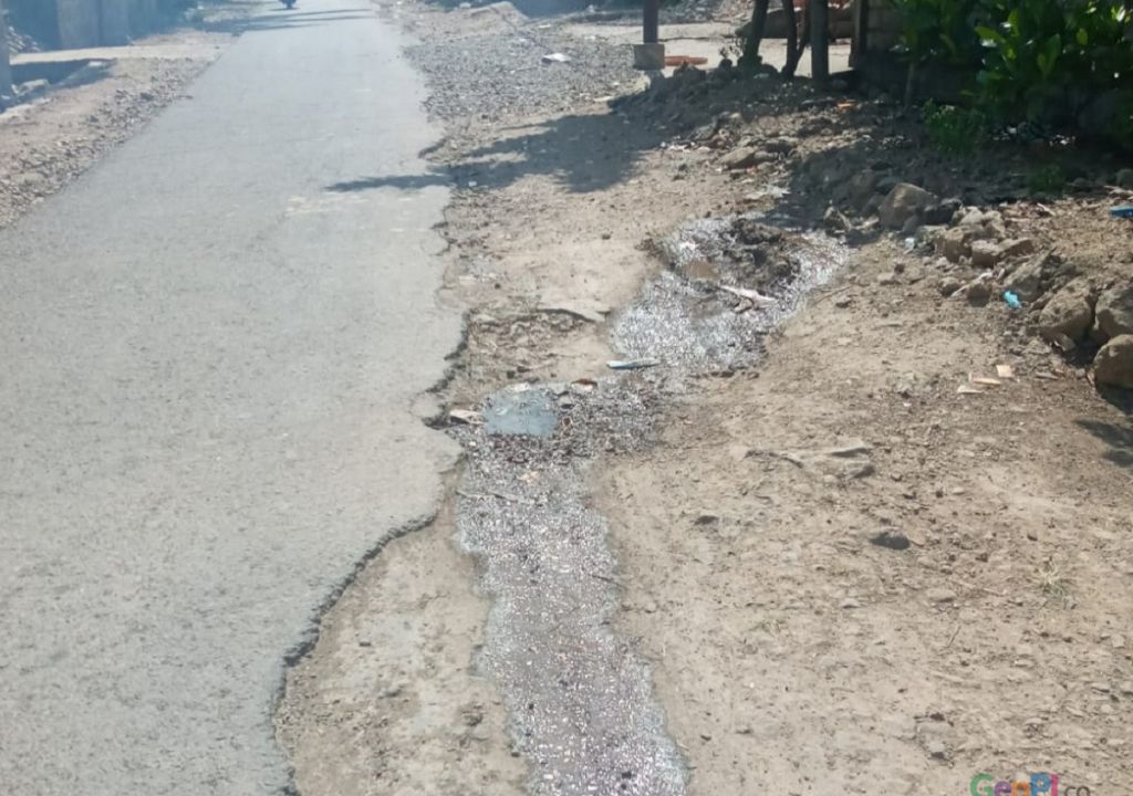 Jalan Rusak Akibat Galian Pipa di Lombok Tengah Belum Diperbaiki - GenPI.co NTB