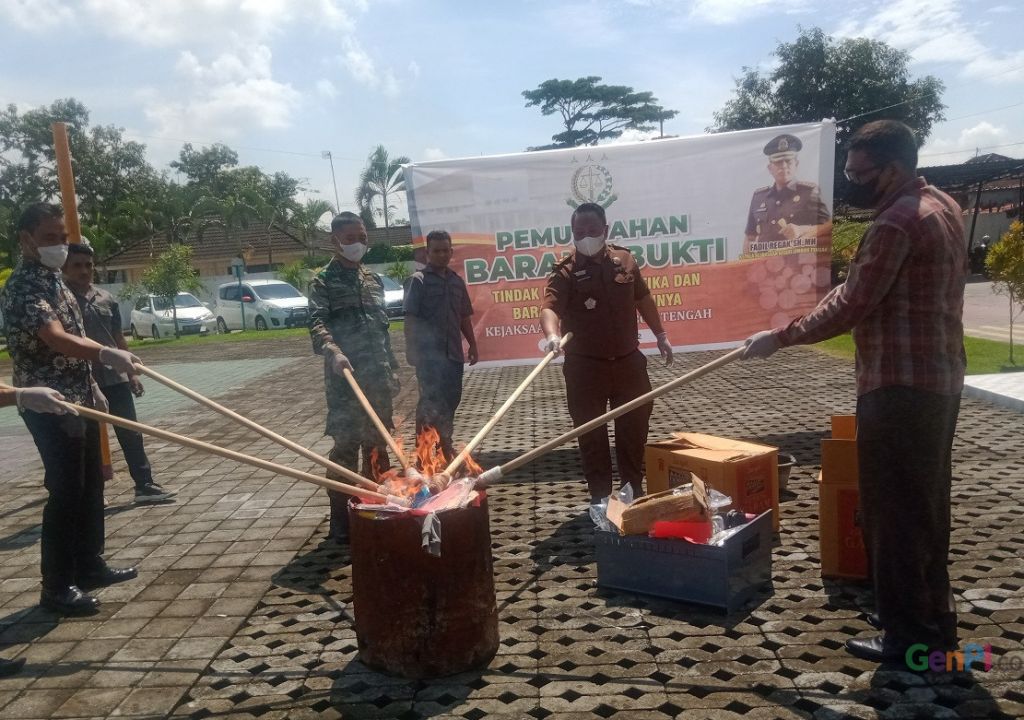 Kejari Lombok Tengah Musnahkan Barang Bukti 47 Perkara - GenPI.co NTB