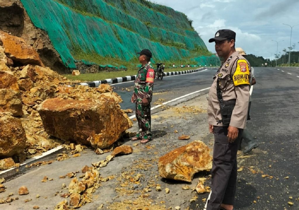 Itensitas Hujan Tinggi, Bypass BIL-Mandalika Longsor - GenPI.co NTB