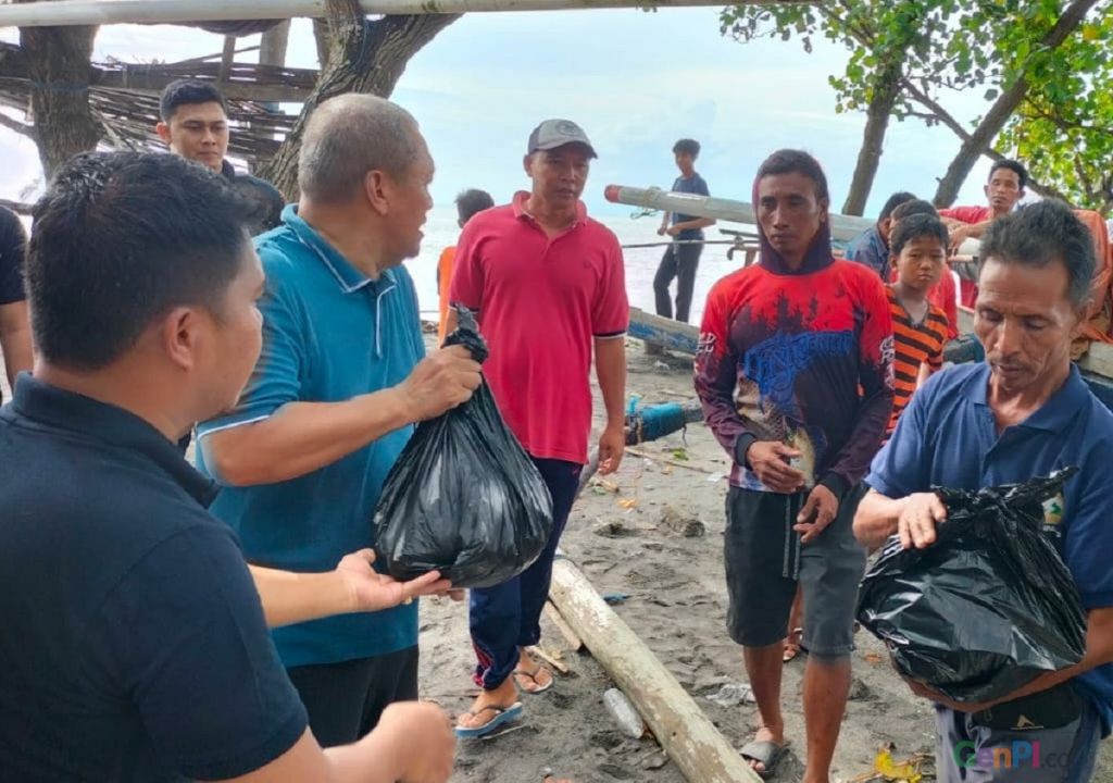 Nelayan Mataram Tak Bisa Melaut, HBK Salurkan Sembako - GenPI.co NTB