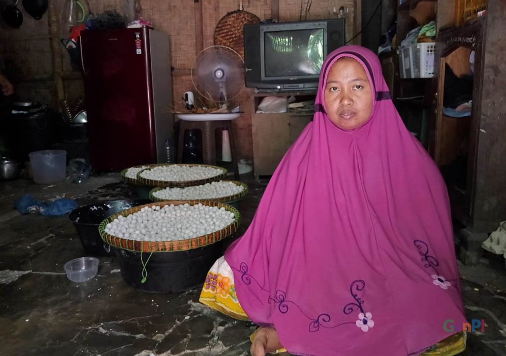 Kisah Herpepi, Jual Pentol Lilit di Lombok Tengah Demi Biayai 2 Anaknya - GenPI.co NTB