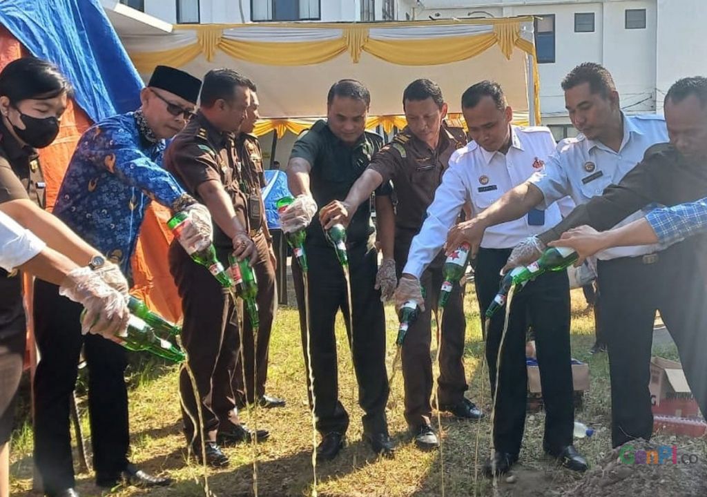 Puluhan Perkara Diputus PN Praya, Kejari Lombok Tengah Musnahkan Barang Bukti - GenPI.co NTB