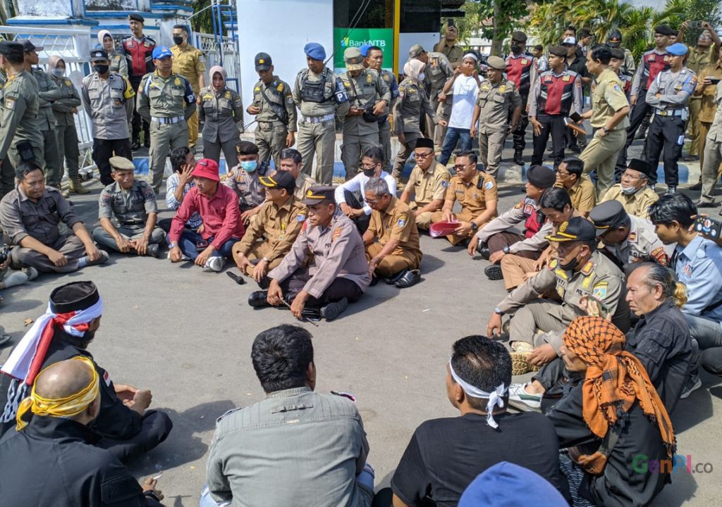 Warga Lombok Barat Demonstrasi, Tuntut Dirut PT AMGM Dicopot - GenPI.co NTB