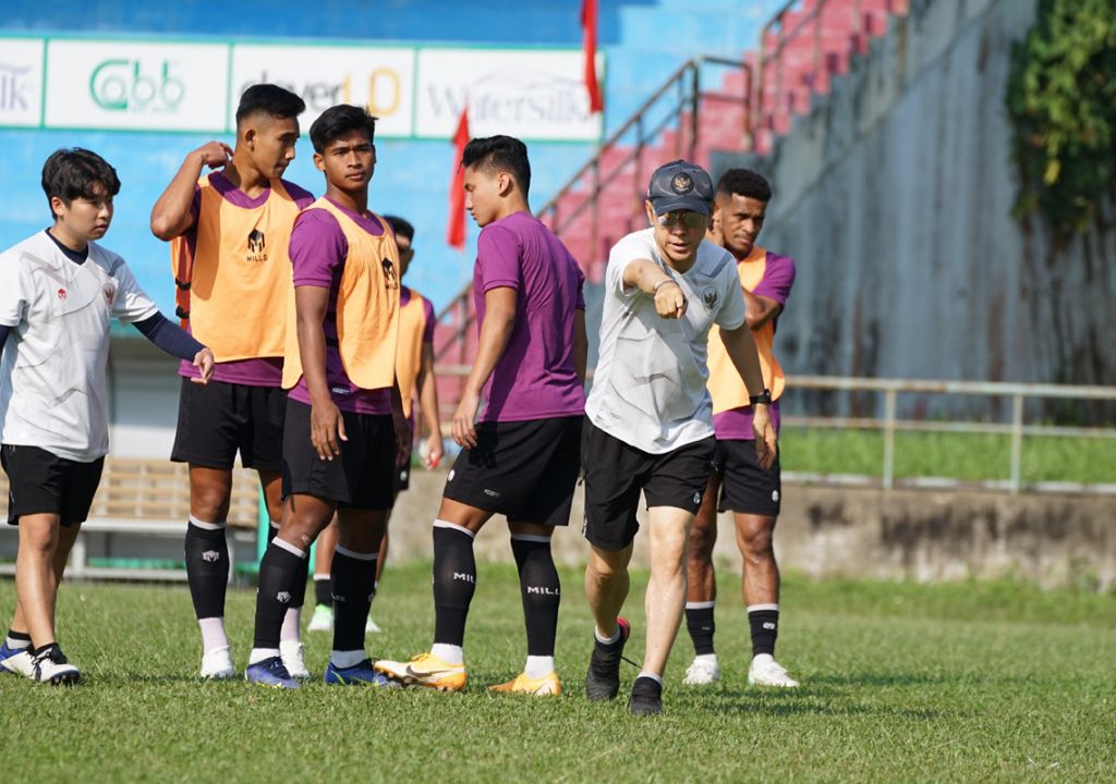 Pelatih Timnas Indonesia Bongkar Bobrok Lapangan di Vietnam - GenPI.co RIAU