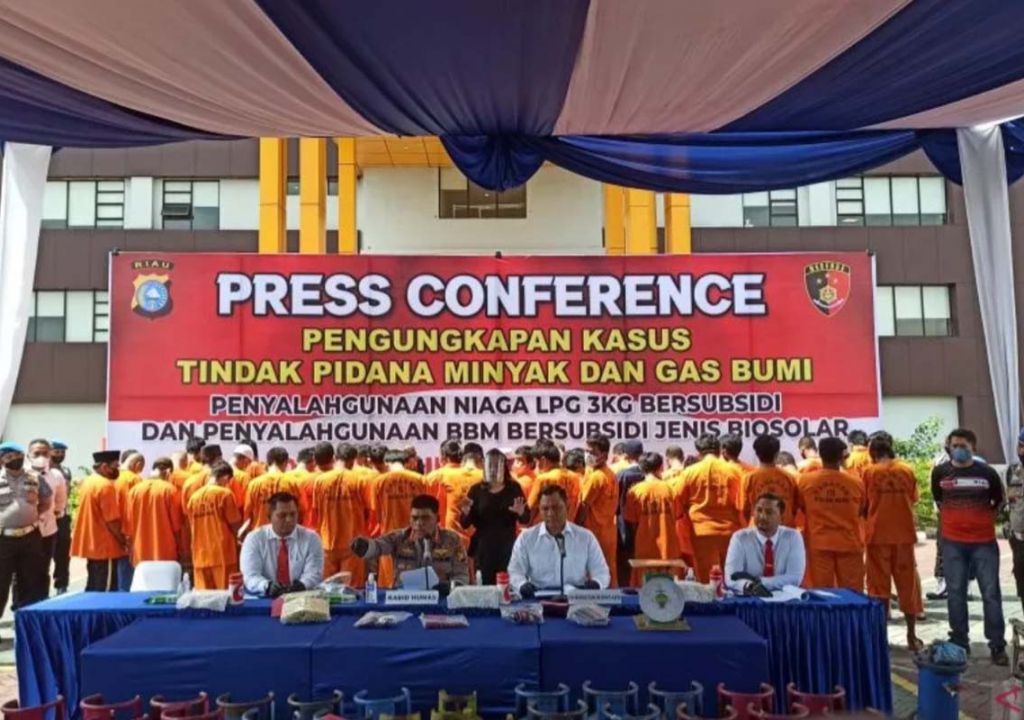 Polda Riau Gerebek Penyulingan Elpiji Subsidi Ilegal - GenPI.co RIAU