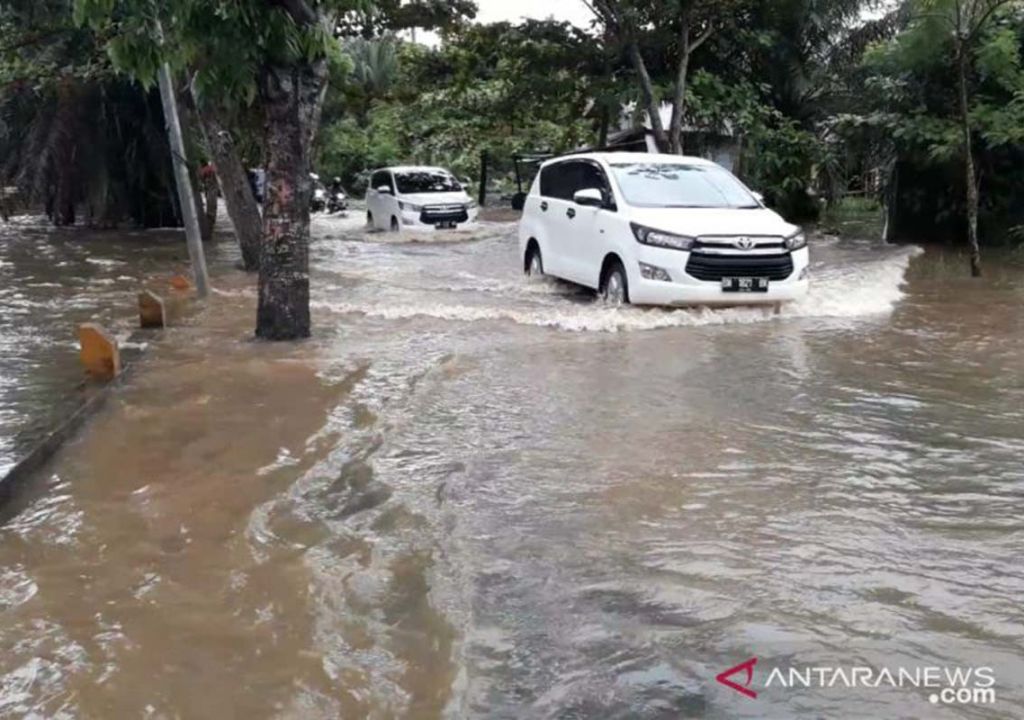 Hujan Deras, Sejumlah Jalan di Pekanbaru Terendam Banjir - GenPI.co RIAU