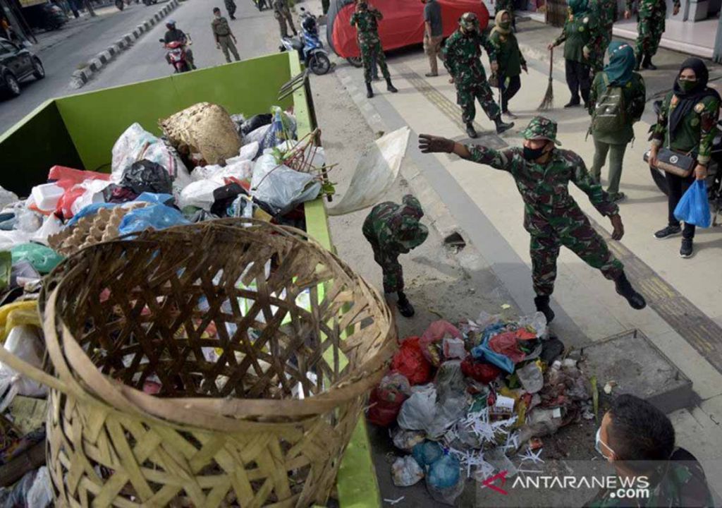 Buang Sampah dari Jendela Mobil di Pekanbaru, Siap-siap Didenda - GenPI.co RIAU