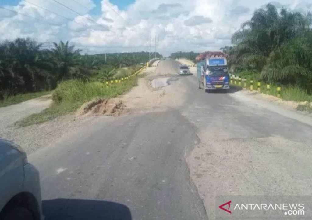 Gegara Truk Kelebihan Tonase, Sejumlah Jalan di Inhu Rusak - GenPI.co RIAU