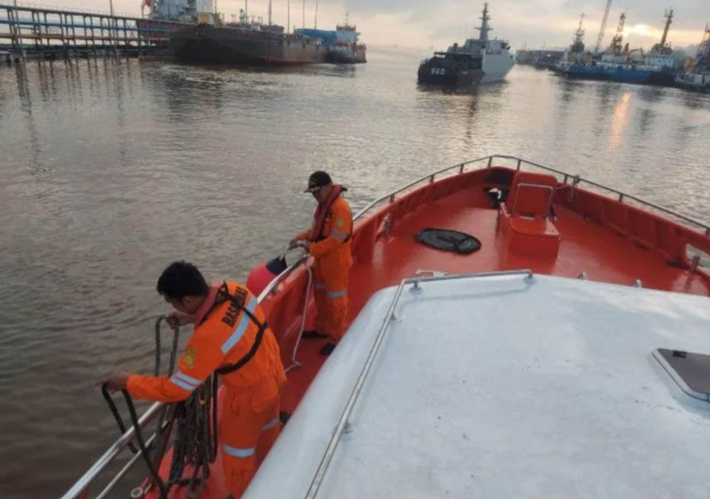 Perahu Terhantam Ombak, Pasutri Jatuh ke Laut di Dumai - GenPI.co RIAU